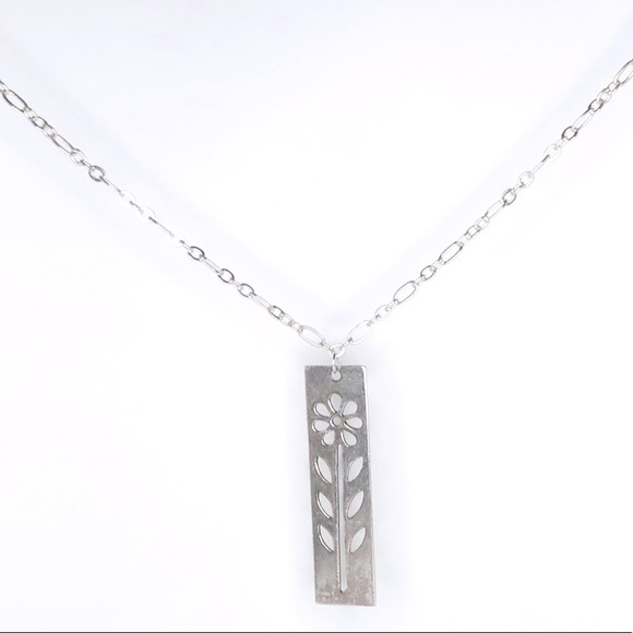 ♡ 2 for 20$ ♡ Silver Floral Pendant Necklace - Picture 1 of 2